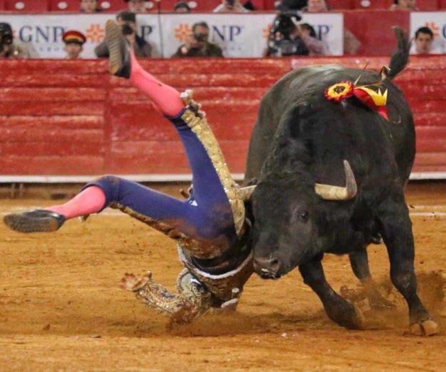 Triunfos y cornada en la México