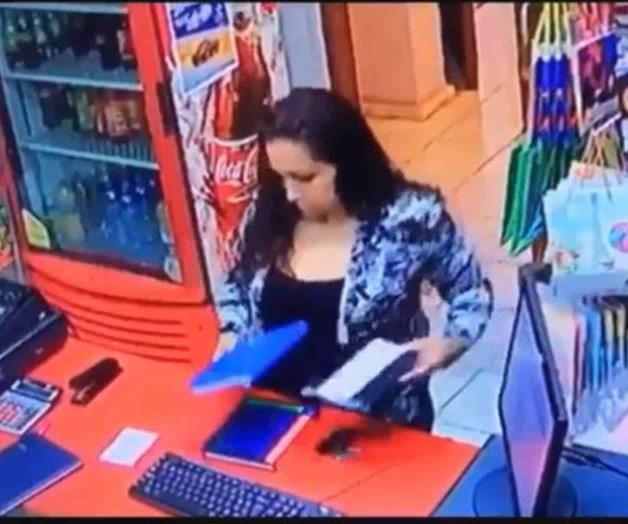 Captan a fiscal robando agenda en papelería de Miguel Alemán Captan a fiscal robando agenda en papelería de Miguel Alemán