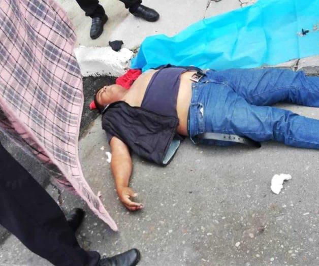 Impacta cráneo en cordón de banqueta. Muere tras derrapar en motocicleta