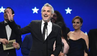 Alfonso Cuaron recibe el premio a la mejor película por Roma.