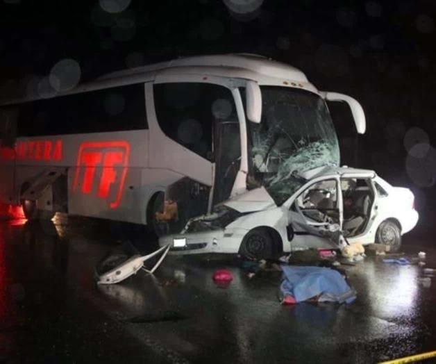 Choque entre autobus y carro deja 4 muertos en carretera a Monclova