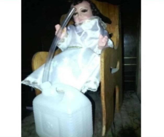 Iglesia católica reprueba vistan al niño Dios de huachicolero