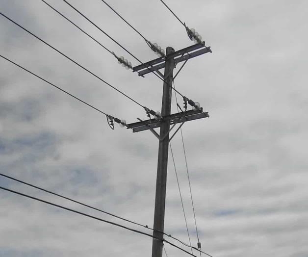 Reportan poste  que ‘chispea’ en Col. Portes Gil