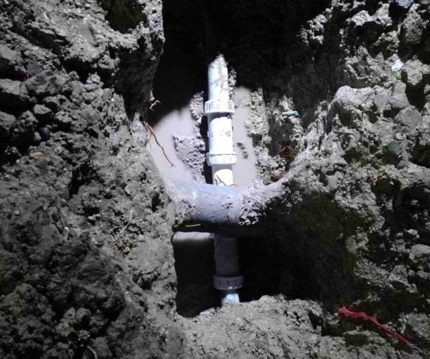 Reparan fuga en tubería de la red de la COMAPA Reparan fuga en tubería de la red de la COMAPA