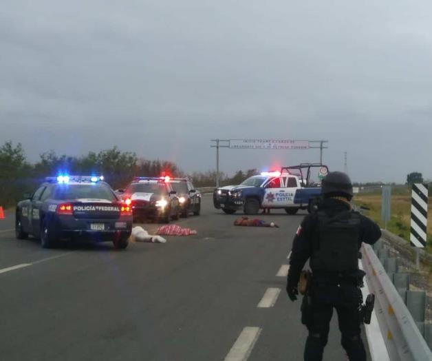 Tiran dos cuerpos de hombres asesinados en Libramiento Sur 2 Tiran dos cuerpos de hombres asesinados en Libramiento Sur 2