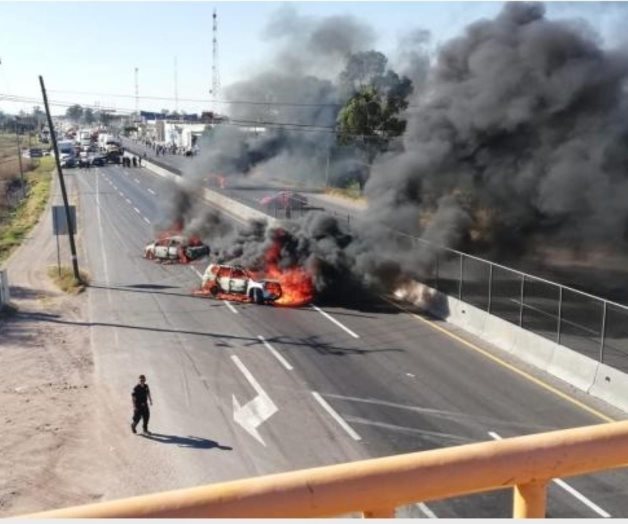 Huachicoleros queman vehículos en Guanajuato