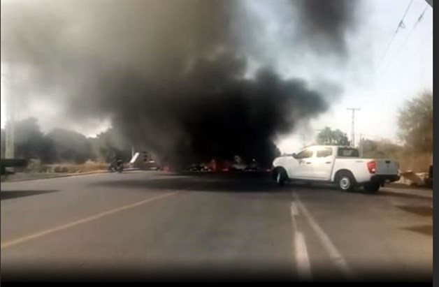 Huachicoleros queman vehículos en Guanajuato