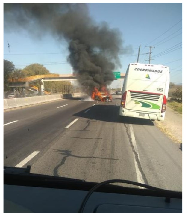 Huachicoleros queman vehículos en Guanajuato