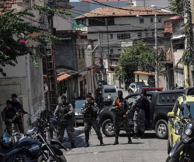 Mueren 13 narcos en tiroteo con la policía en favela de Brasil