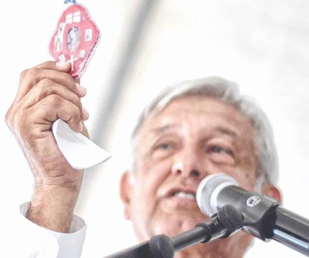 Previo a su visita a tierra de El Chapo; AMLO muestra amuletos