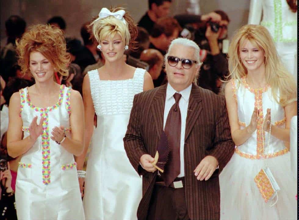 El diseñador alemán Karl Lagerfeld posa junto a sus supermodelos: de izquierda a derecha, Cindy Crawford, Linda Evangelista y Claudia Schiffer, después de la presentación de su colección primavera-verano 1996 de Chanel en París, en 1995.