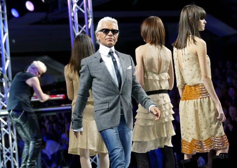 El diseñador Karl Lagerfeld, al término de la presentación de su colección para Chanel primavera-verano 2002-03, en París.