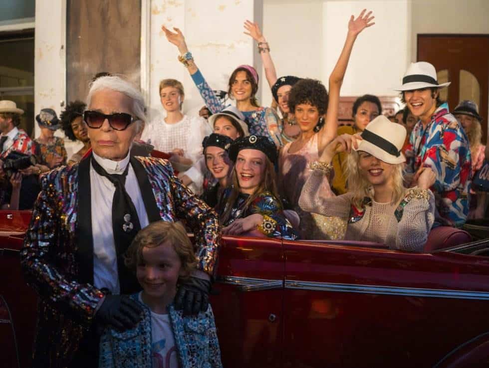 Karl Lagerfeld se fotografía con modelos durante la presentación de la campaña Cruise de Chanel, en La Habana en 2016.