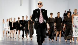 Karl Lagerfeld junto con las modelos, al final del desfile primavera-verano 2013 durante la Semana de la Moda de París, en 2012.