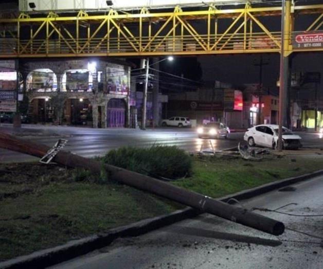 Choca, tumba poste y escapan corriendo en Monterrey