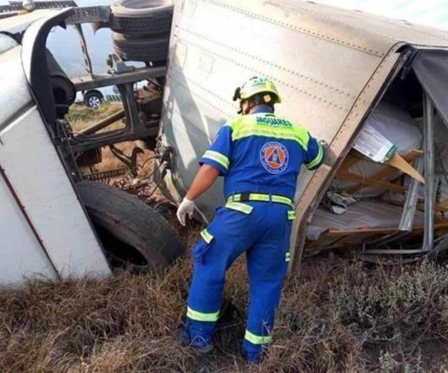 Nuevo León; Muere trailero en volcadura