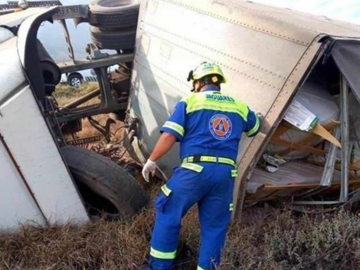 Nuevo León; Muere trailero en volcadura Nuevo León; Muere trailero en volcadura