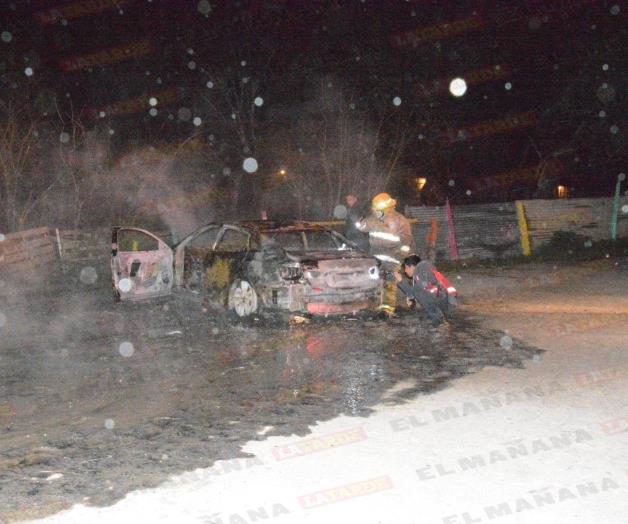 Incendian auto con cuerpo atado de pies y manos en la cajuela Incendian auto con cuerpo atado de pies y manos en la cajuela