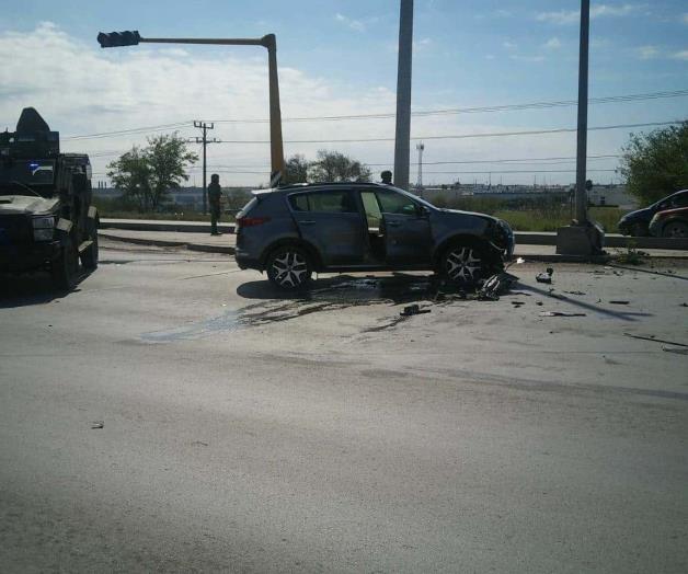 Chocan hombres armados y abandonan camioneta en que viajaban