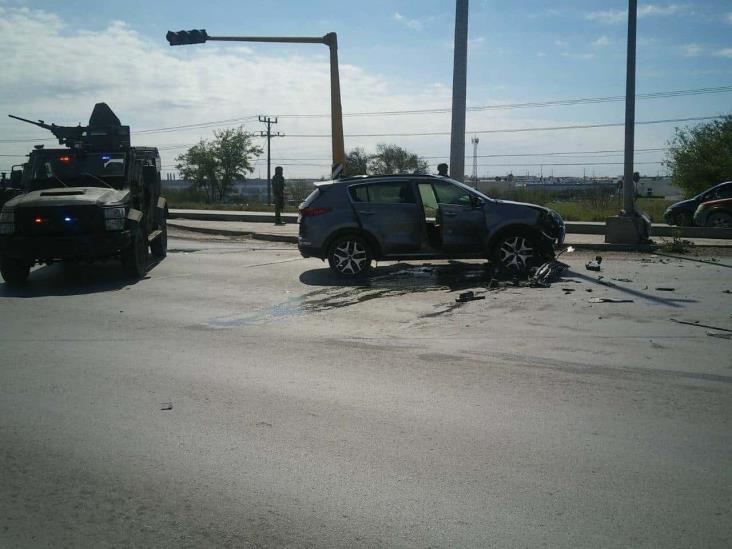 Chocan hombres armados y abandonan camioneta en que viajaban Chocan hombres armados y abandonan camioneta en que viajaban