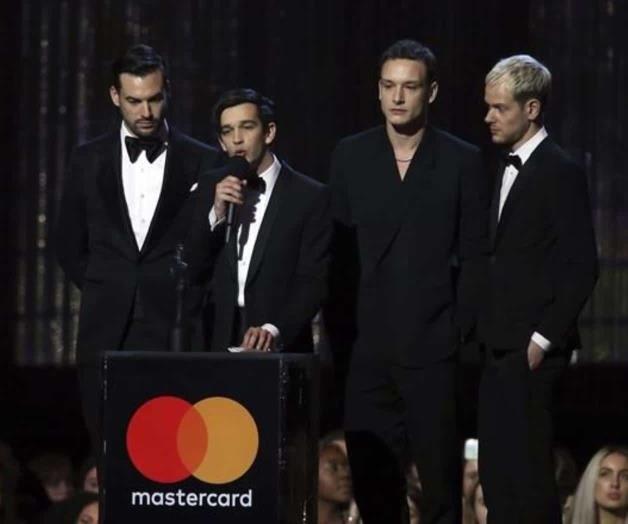Triunfa The 1975 en los Brit Awards