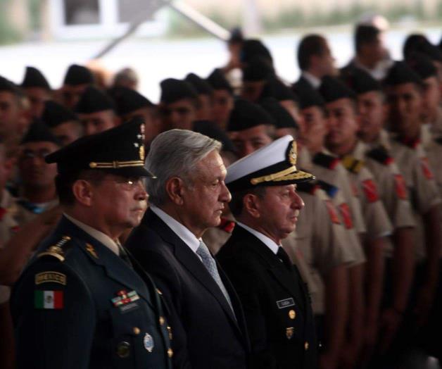 Pide a militares serenar al país