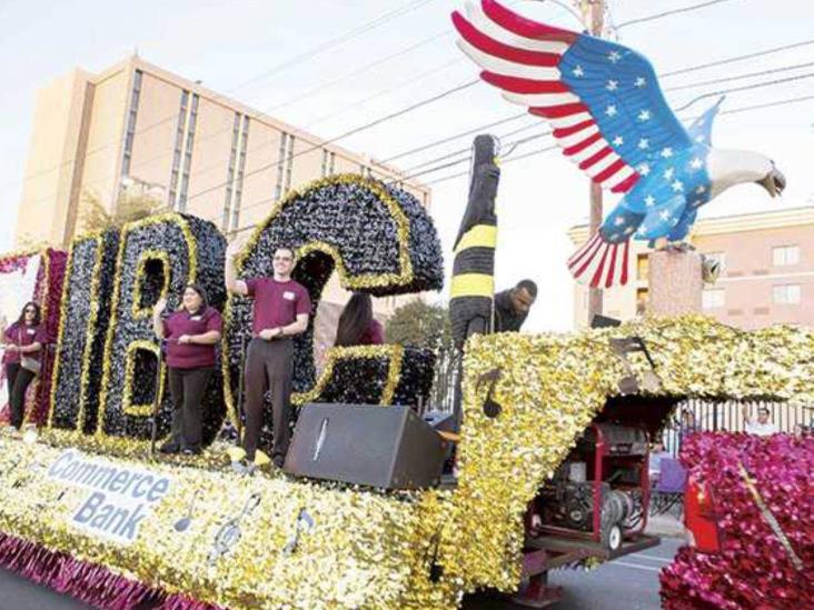 Celebra Laredo el desfile juvenil Bajo las Estrellas Celebra Laredo el desfile juvenil Bajo las Estrellas