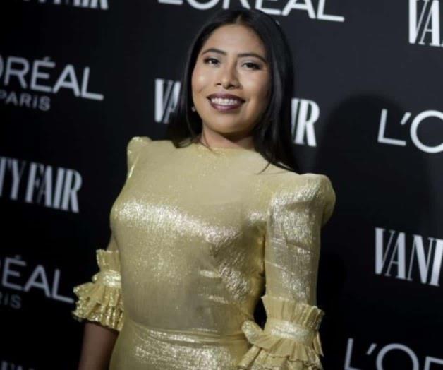 Impacta Yalitza Aparicio con vestido dorado de Cenicienta