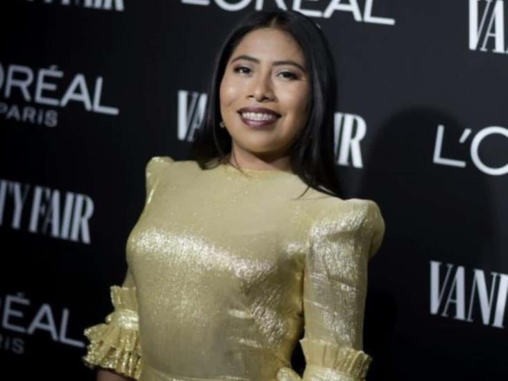 Impacta Yalitza Aparicio con vestido dorado de Cenicienta Impacta Yalitza Aparicio con vestido dorado de Cenicienta