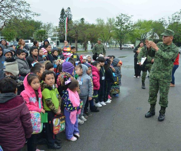 Conviven niños con elementos militares Conviven niños con elementos militares