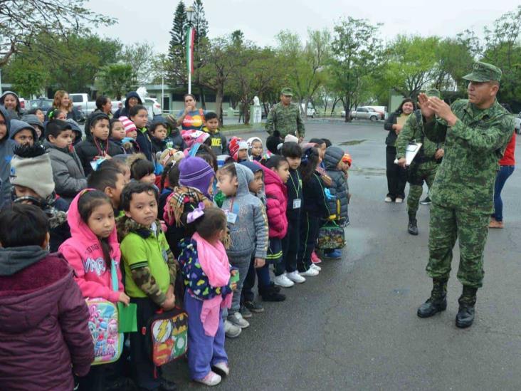 Conviven niños con elementos militares Conviven niños con elementos militares