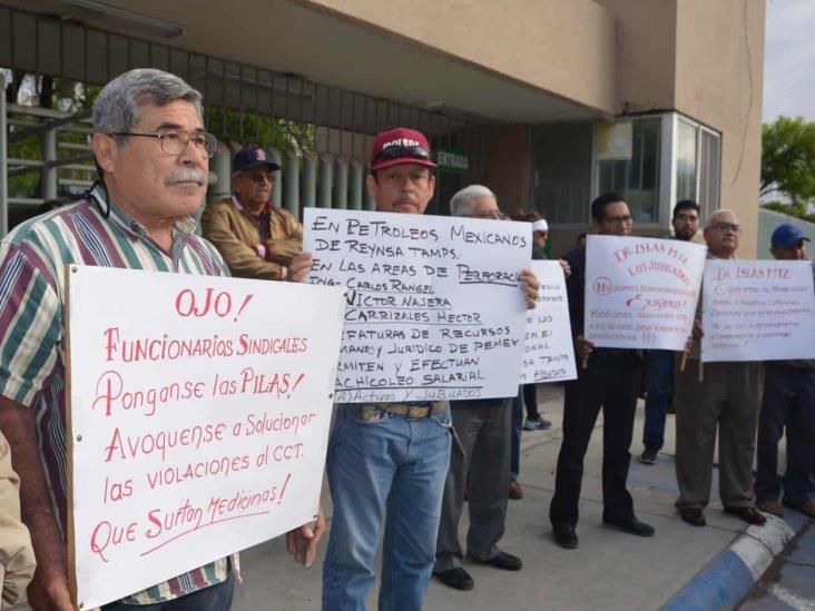 Exigen medicinas a clínica de PEMEX Exigen medicinas a clínica de PEMEX