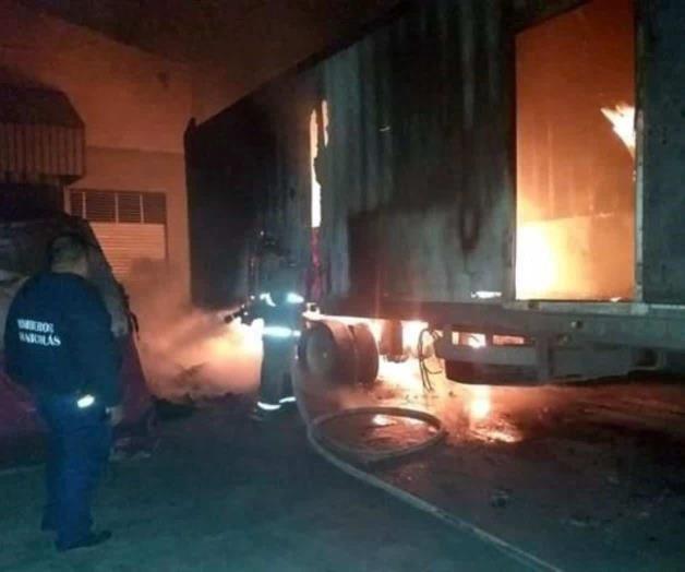 Se incendia caja de tráiler con carbón en Monterrey
