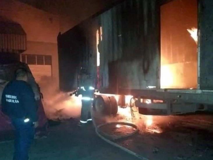 Se incendia caja de tráiler con carbón en Monterrey Se incendia caja de tráiler con carbón en Monterrey