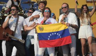 CARLOS Vives y su banda.