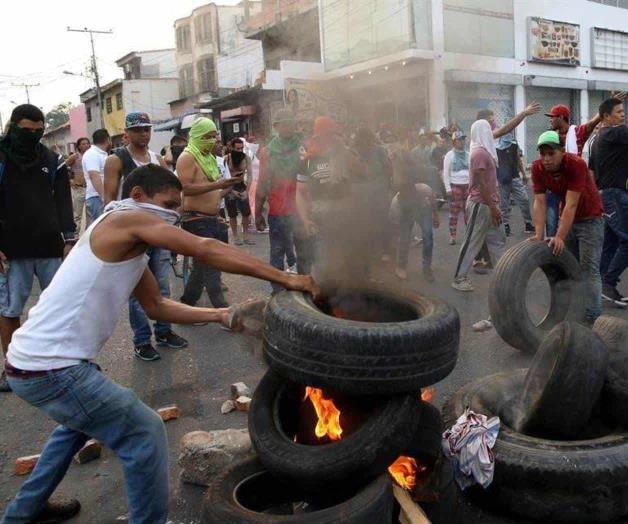 Militares venezolanos repelen ingreso de ayuda