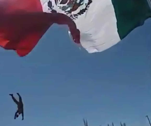 Soldado se enreda al izar la bandera y cae desde la altura