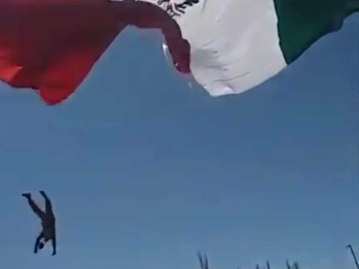 Soldado se enreda al izar la bandera y cae desde la altura Soldado se enreda al izar la bandera y cae desde la altura