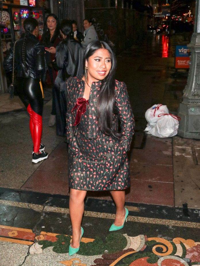 Yalitza Apariciousando Jonathan Cohen y zapatos Gianvito Rossi