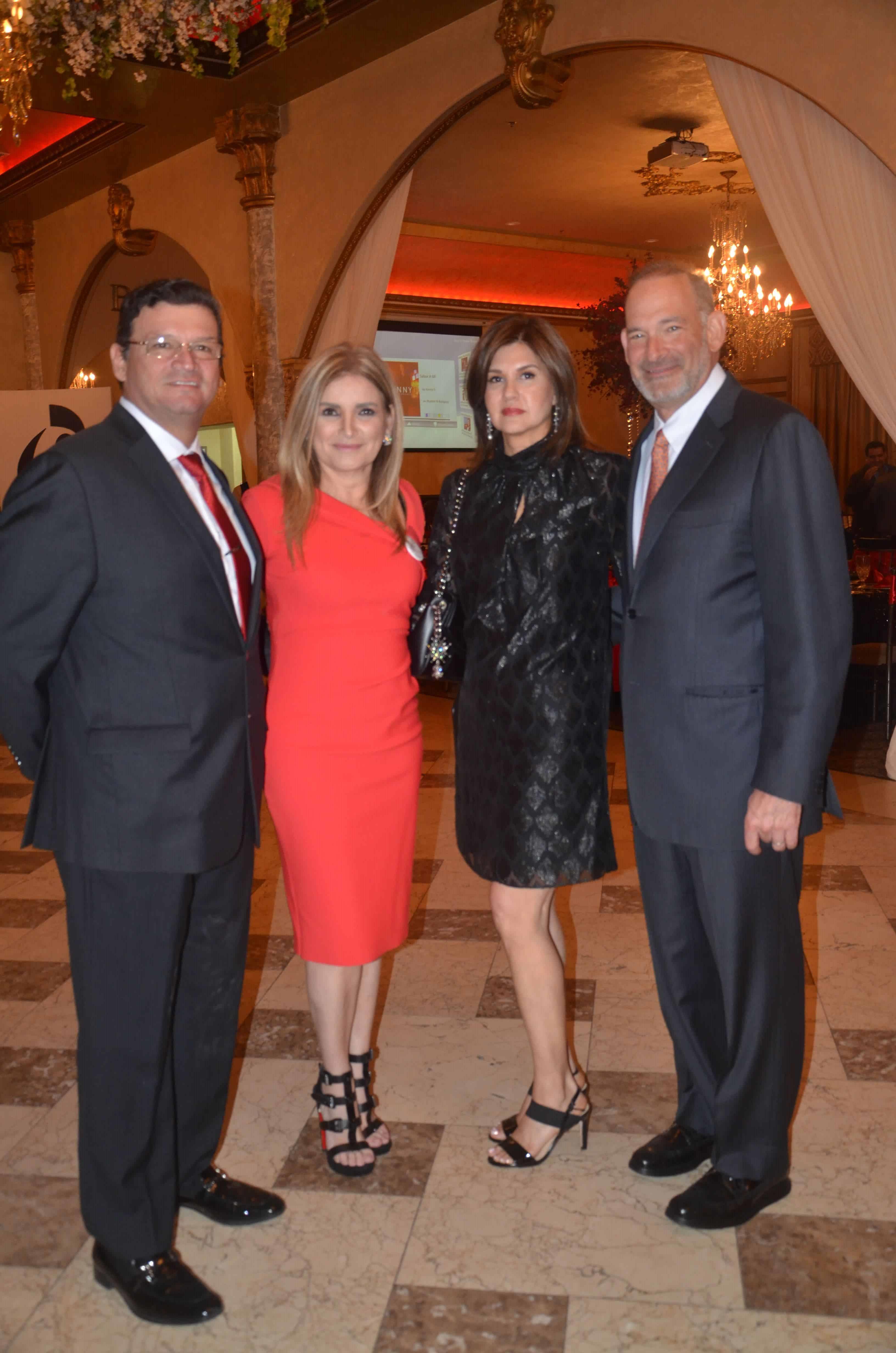 Ponciano Zuñiga y Norma Flores de Zuñiga junto a Sylvia e Ito Deutsch.