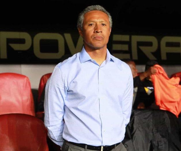 Deja de ser el técnico de Morelia Roberto Hernández