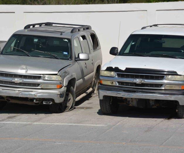 Abandonan camionetas varios hombres armados