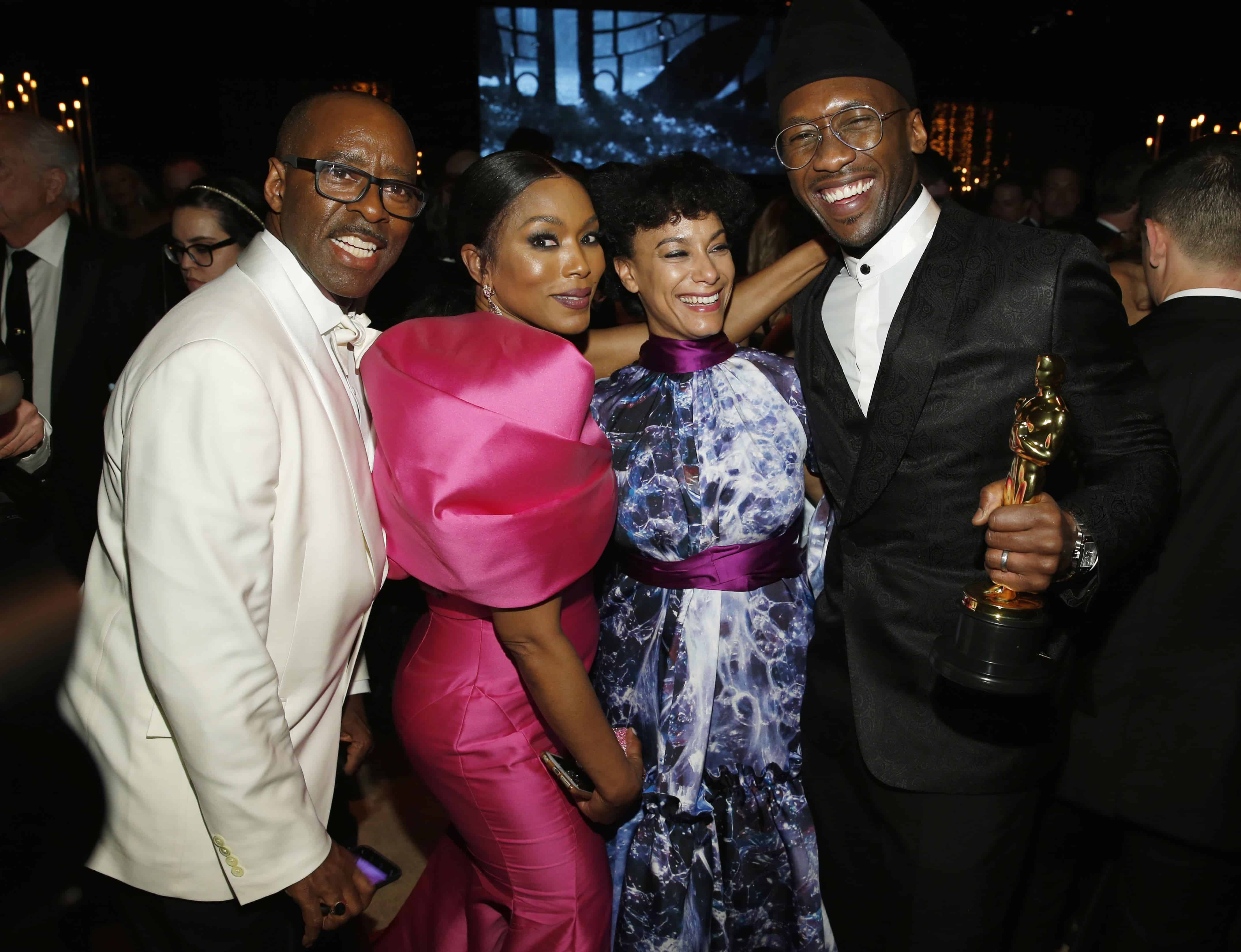 DE FIESTA. Courtney B. Vance, Angela Bassett, Amatus Sami-Karim y Mahershala Ali.
