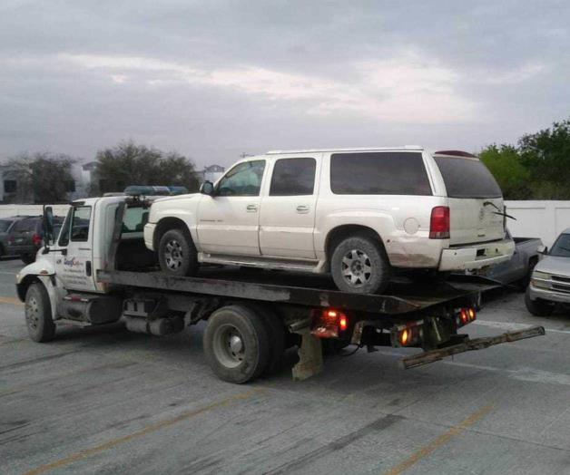 Abandonan camioneta; hallan ‘ponchallantas’