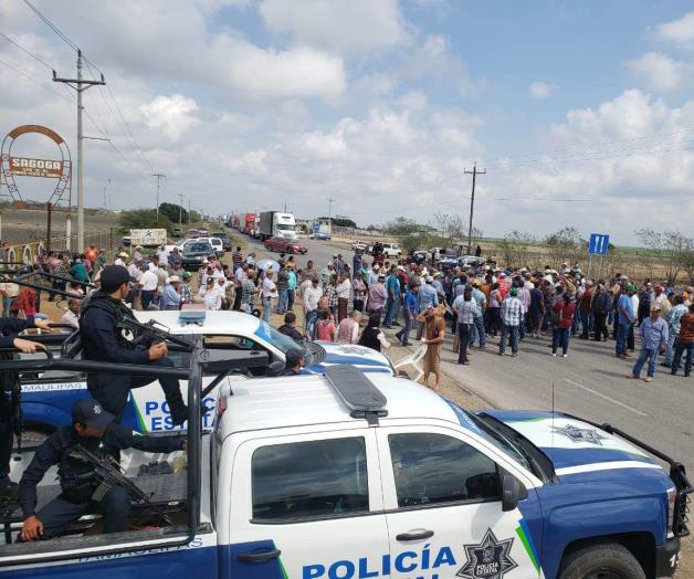 Vuelven campesinos de San Fernando a bloquear la carretera