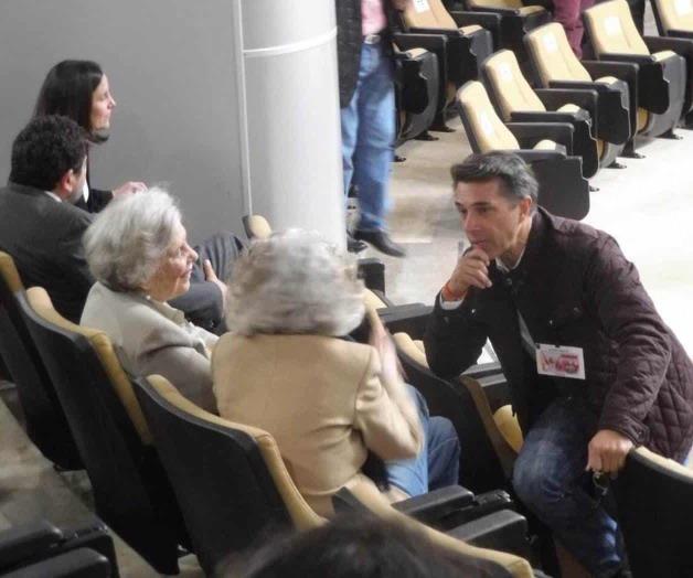 Busca galardonar al mérito cultural