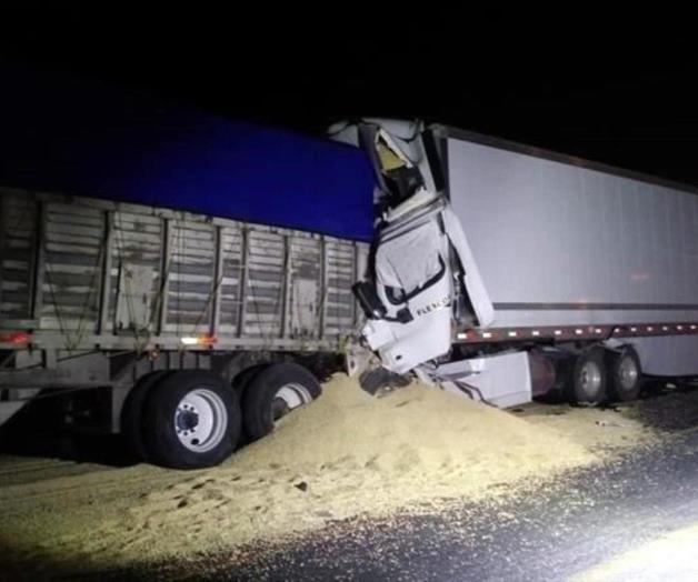 Muere trailero prensado al chocar contra unidad de carga