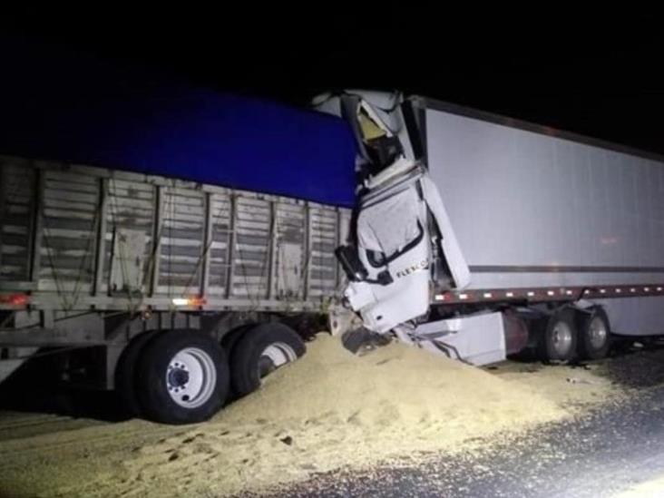 Muere trailero prensado al chocar contra unidad de carga Muere trailero prensado al chocar contra unidad de carga