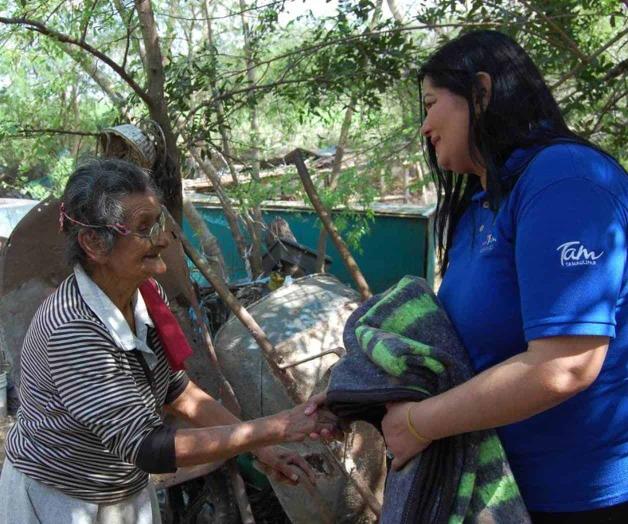 Entrega el DIF Río Bravo cobijas en La Zacatecana