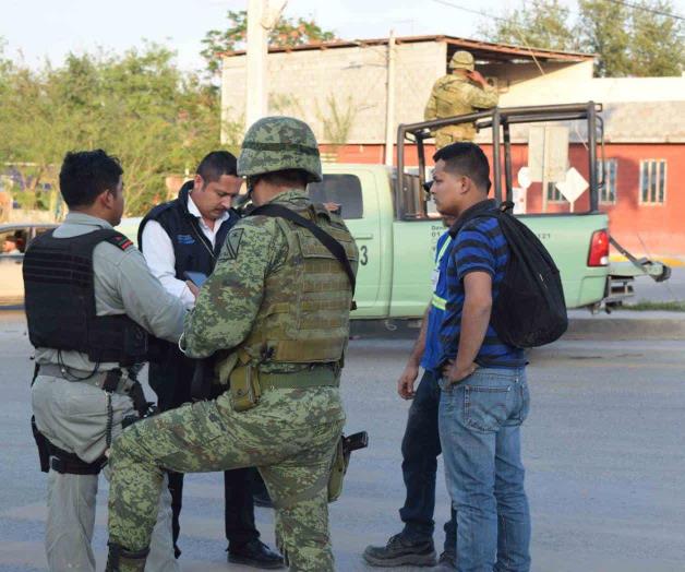 Chocan contra militares; reportan una mujer herida